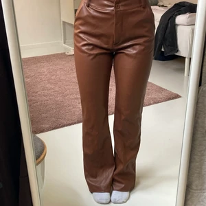 Skinnbyxor  - Bruna skinnbyxor från madlady som tyvärr är för stora för mig. De är uppsydda för att passa mig som är ca 160cm lång. 