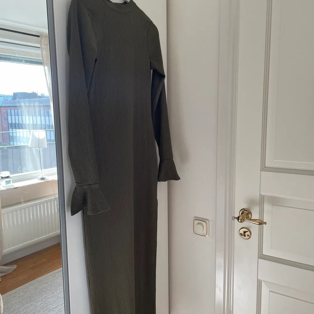 Säljer mina klänning från hanna shönbers kollektion från NAKD. Aldrig använd och storlek L, kan skicka mer bilder på🤍köparen står för frakt . Klänningar.