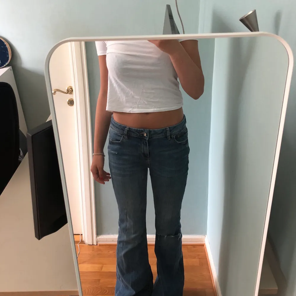 Super snygga lågmidjade Jeans som svänger ut i botten, ifrån esprit,säljer pga köpte ett par liknande!💕 Köparen står för frakt men kan mötas upp i Göteborg💞💕💗 Kom privat för mer bilder! Högsta budet är på 260. Jeans & Byxor.