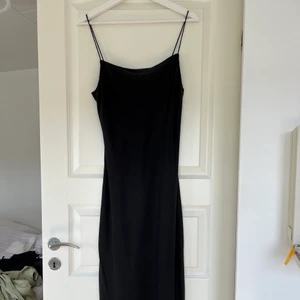 Svart Klänning  - Vadlång klänning från & Other stories. 