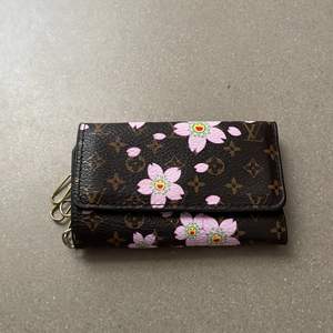 Hittade denna  Louis Vuitton handväska på en secondhandbutik förmodligen inte äkta men vet ej. Bra skick, för fler bilder privat