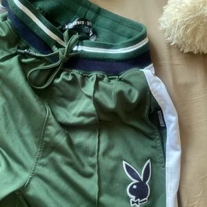 Playboy x missguided byxor - SÅLD! GRÖNA ”Playboy x missguidead” byxor💚🐇 helt oanvända och sitter fint på och skönt materiel❤️ 