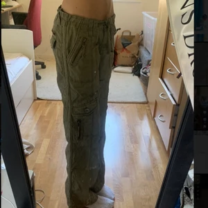 Cargopants  - Militärgröna Lågmidjade cargopants storlek 36/S