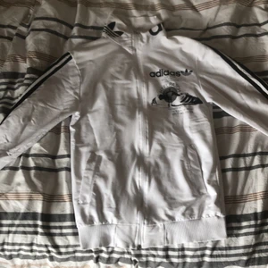 Adidas retro zipper - Storlek XS. Fint skick. Viss blekningsfläckar i slutet av armen
