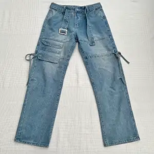 Coola midwaist/lowwaist jeans. Midjemått: 78 cm. Innerbenslängd: 74 cm. Bältet medföljer. Jag är 176 cm och dom är för korta på mig. Skriv privat för mer bilder! 💘