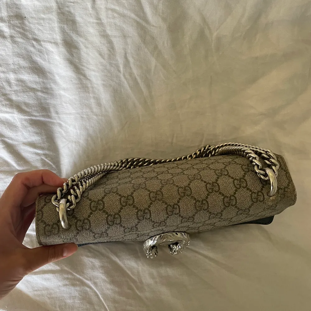  Gucci Dionusys väska i small. Väskan köpt på Gucci i Milano 2017 och nypris ligger på 26000 SEK. Låset i min väska har gått sönder och medföljer ej, det finns också en del slitage på grund av användning. PRIS KAN DISKUTERAS VID SNABB AFFÄR🫶🏻. Väskor.
