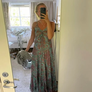 Superfin sommarklänning💛💛 - Super fin långklänning i strl S. Köpte nyss från Alvas.z men den är tyvär för lång för mig som är 167. Passar nog om man är 170+ (beroende på hur lång man vill ha den). Verkligen så tråkigt att den ej passade mig! Den är tidigare köpt i Frankrike!❤️
