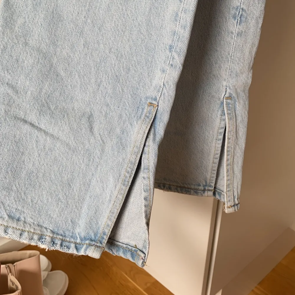 90’s highwaist jeans från GinaTricot i storlek 34. Ljusblå med slits i benen. Använda ca en gång pga för små redan när jag köpte dem hehe🙃Alltså i nyskick.🤗. Jeans & Byxor.