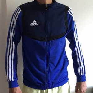 Adidas jacks  - Helt oanvänd blå adidas träningsjacka. Stl 164 (13-14 år) skickar fler bilder om det behövs😊 