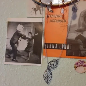 Löv halsband  - Halsband med två löv i fint skick.     