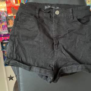 Svarta shorts i storlek s/36, knappt använda 