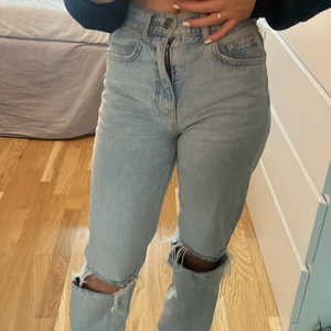 Gina tricot 90s high waist - Säljer mina 90s high waist från Gina för har itne användning för dom längre. Inga skador, köparen står för frakt, Bara o skriva om de nåt du undrar💙