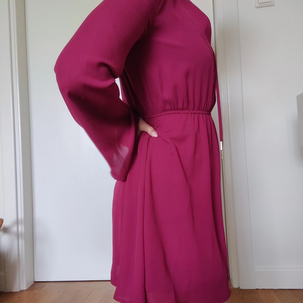 En jättefin ivyrevel klänning i en hallonröd färg. Ganska kort modell. Använd fåtal gånger. Ganska liten i storlek . Klänningar.