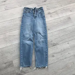 Jättefina jeans från hm (divided💗 storlek 32💗köpt för cirka 1 år sedan, säljer för dem blev för små💗 skriv om du är intresserad 