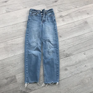 Jeans storlek 32 - Jättefina jeans från hm (divided💗 storlek 32💗köpt för cirka 1 år sedan, säljer för dem blev för små💗 skriv om du är intresserad 