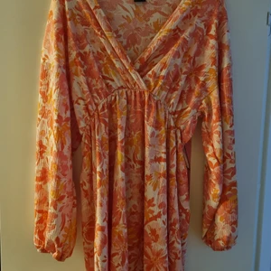 Oanvänd ny sommarklänning från Gina Tricot  - Jag säljer en ny sommarklänning från Gina Tricot i storlek Small. Den är helt oanvänd.  Ord pris är 350 men jag säljer för 170:- plus frakt