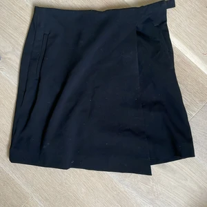 Svart kjol - En svart ganska kort kjol från Lindex!💕 den har fickor och stängs med hjälp av dragkedja, över dragkedjan ska man kunna knäppa me en knapp men knappen är borta. Priset går att diskutera och hör av er vid frågor!! 💗💗