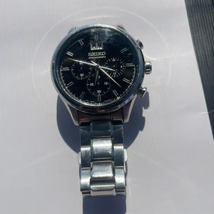Silver klocka  - En silver Chrongraph seiko klocka. Klockan berättar datum och man kan mäta seconder . Storleken är s men jag har delar så den kan blir store. Så storleken kan variera.
