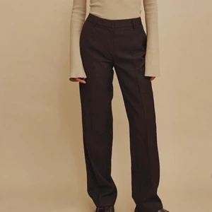 Mid Rise kostymbyxor  - Svarta mid rise kostymbyxor från Amalie Stars kollektion med nakd. Älskar dessa men har tyvärr blivit för små. Fint skick! Storlek 34 💙💙 Nypris 549kr, säljer för 270kr+ frakt 