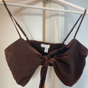 Tvådelat set  - Ett tvådelat set med höga byxor & en topp med fint knyte framtill.  Använt en gång  Från Hm  Storlek S 