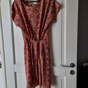 Sommarklänning från Only - Använd ett par gånger , storlek 40 men då den går att rwglera i midjan passar den 36-38 med.