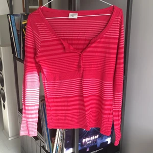 Randig tröja - En randig tröja med knäppar som man kan knäppa upp på framsidan, jätte skön material och sitter så bekvämt. Kolla min profil för en likadan i grå 💕