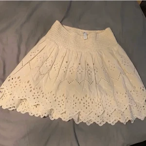 ZARA kjol - Snygg kjol från zara. Många fina detaljer. Säljer den för 350kr 