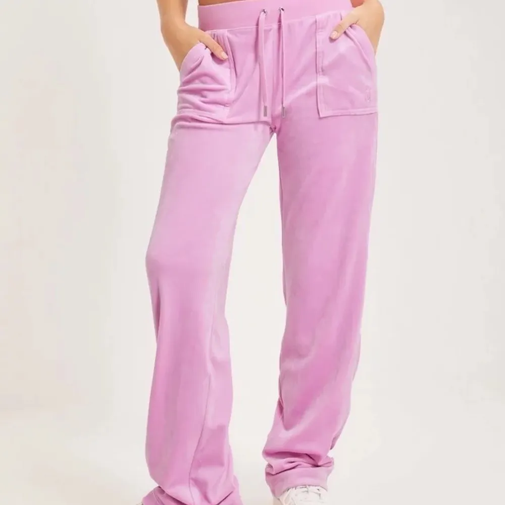 Säljer dessa rosa juicybyxor då de inte kommer till användning längre. Bra skick och jättefina. . Jeans & Byxor.