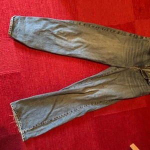 BYXOR - Dessa är högmidjade och pösiga.