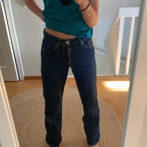 Säljer dem jötte fina zara jeansen  - Säljer mina jättefina lågmidjade zara jeans i st 32. Passar till hösten köpte för 359 och säljer för 120kr köparen står för frakten som blir 66kr kan oxå mötas upp i Stockholm (kolla gärna in min profil dör jag säljer andra lågmidjade ocj billiga jeans