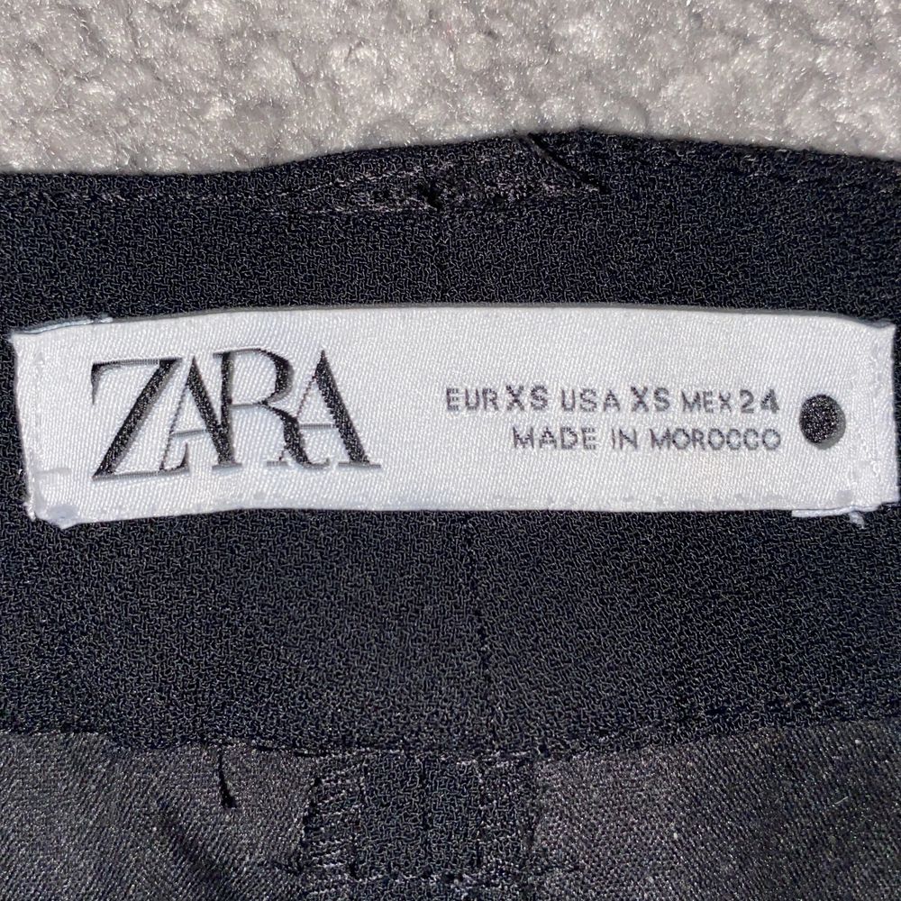 Fina kostymbyxor från Zara, fint skick😻köpte de här på plick men aldrig använt de för de e förstora 💕😫. Kostymer.