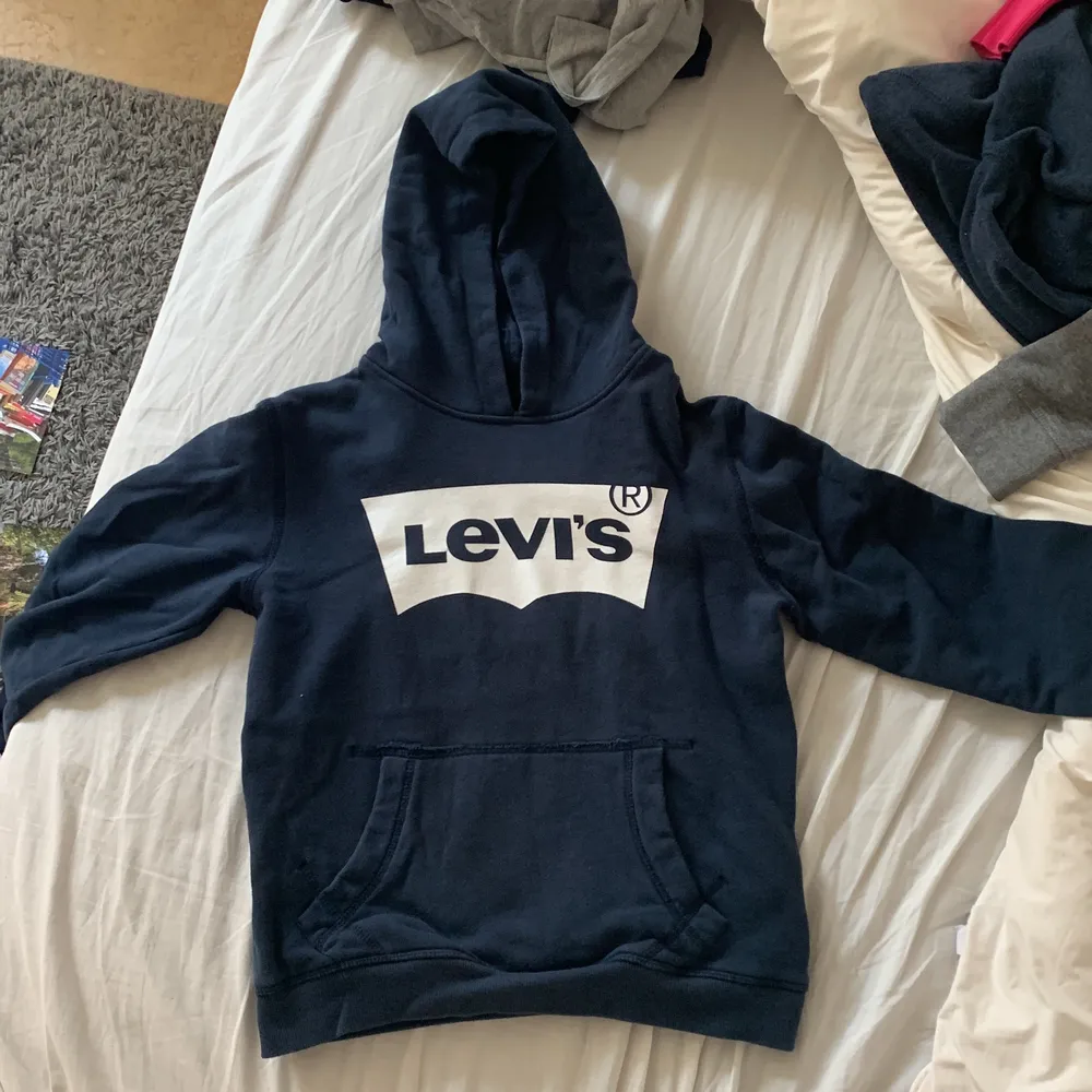 Säljer min söta Levis hoodie för att den inte längre är min stil. Den är i storlek 12 men den passar XS- S och en liten M. Kontakta mig vid intresse eller frågor 💘. Hoodies.