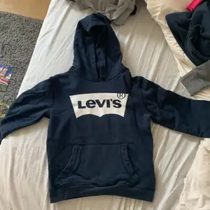 Säljer min söta Levis hoodie för att den inte längre är min stil. Den är i storlek 12 men den passar XS- S och en liten M. Kontakta mig vid intresse eller frågor 💘