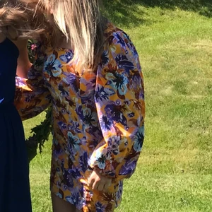 Blommig kort klänning från Zara - Superfin somrig klänning från Zara. Storlek M, men skulle säga att den passar en storlek S. Fint skick, endas använd 2 gånger. 