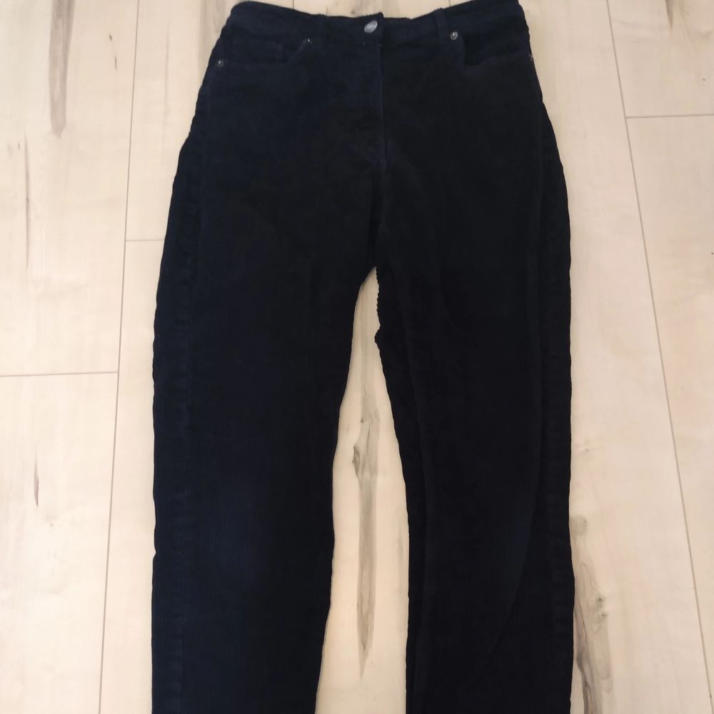 Svarta corduroy byxor från Monki I storlek 38. Använt men i bra skick. Säljer for att de inte är rätt storlek längre.. Jeans & Byxor.
