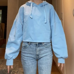 Blå Hoodie  - Blå croppad hoodie från Gina. Bra kvalite. Säljer för att det inte är min stil längre. Kontakta mig på sms via numret i min bio för mer info och diskution om frakt. Köpare står för frakt