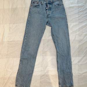 Ett par Levis jeans 501 i storlek W24 L32. Byxorna är inte slitna och har bra kvalitet. Jag säljer dem pga. de är för små för mig (176 cm).  Skriv för ytterligare info eller fler bilder💕  Frakt tillkommer, eller mötas upp i Sthlm (om möjligt). 