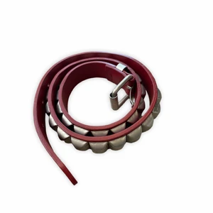 Y2k Nitbälte - !-50%!Snyggt vintage vinrött nitbälte! I fint använt skick! 75cm långt!💋