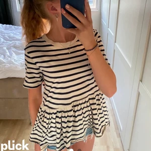 Randig t-shirt - Randig t-shirt med volang ifrån Zara i storlek S. !lånad bild! Ifall du har fler frågor skriv gärna ett meddelande, köpare står för frakt!❤️