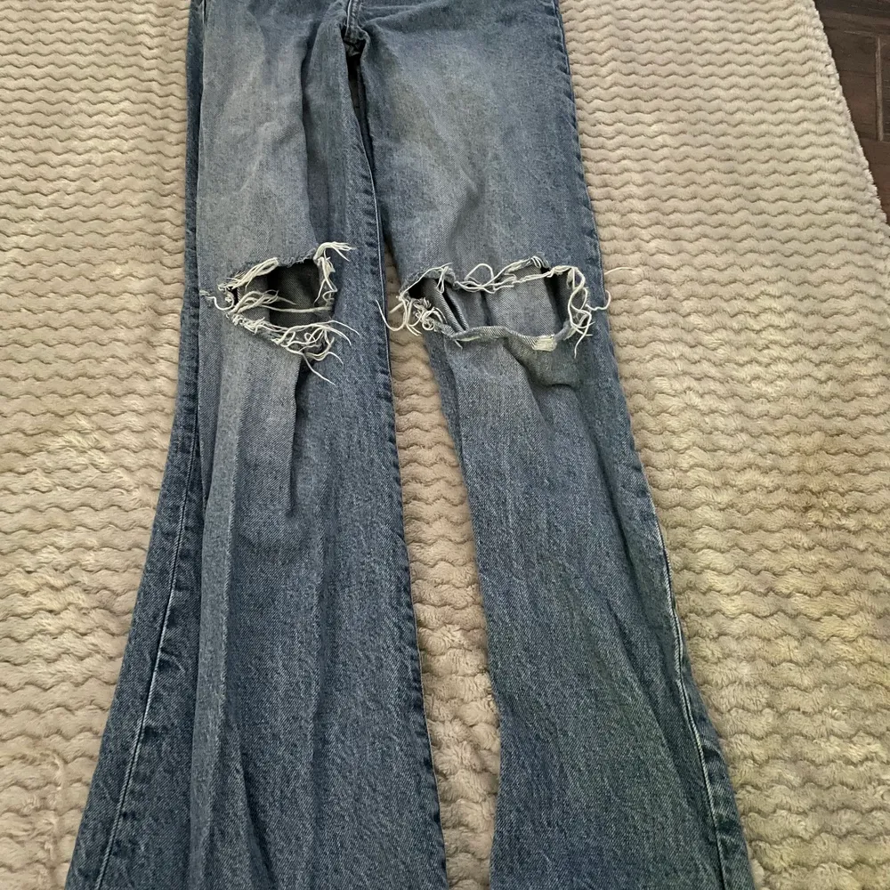 Jeans ifrån lager 157 använda några gånger bara. köpt för 300kr säljer för 25kr. köparen stor för frakten💗. Jeans & Byxor.