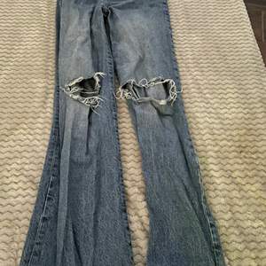 Jeans ifrån lager 157 använda några gånger bara. köpt för 300kr säljer för 25kr. köparen stor för frakten💗