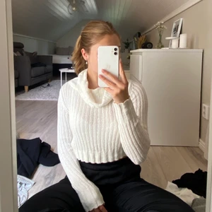 Stickad tröja  - Vit stickad tröja från bikbok som är lite kortare modell. Använt skick 💖 storlek xs, säljer för 50kr + frakt