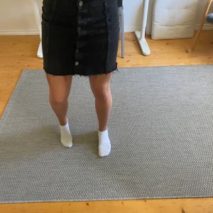 Vit och svart kjol - Säljer två kjolar, en vit och en svart, båda från Gina Tricot i storlek 36, hör av dig om du endast vill ha en av dem, styckpris-60kr, båda-120. Återkommer med fraktkostnad vid intresse