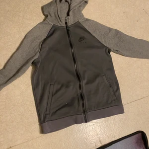 Nike air max hoddie - Köpt för ungefär 1000 säljer för att jag inte använder den så mycket 