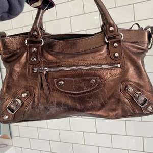 Balenciaga väska - Äkta Balenciaga. Färgen är Bronz🖤 Lappen och dustbagen tillkommer. 