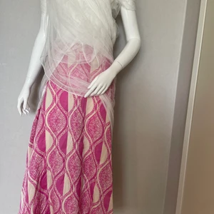 Ny kjol från  NoWomensLabel Strl 36 - Ca nypris i butik 500:-   Hej vi säljer märkes kläder och skor från bl.a reklamjobb och film och tv industrin, fotojobb mm. Skicket på det vi säljer är nytt eller i nyskick samt bra skick.  Benämningar *Ny *Nyskick *Bra skick