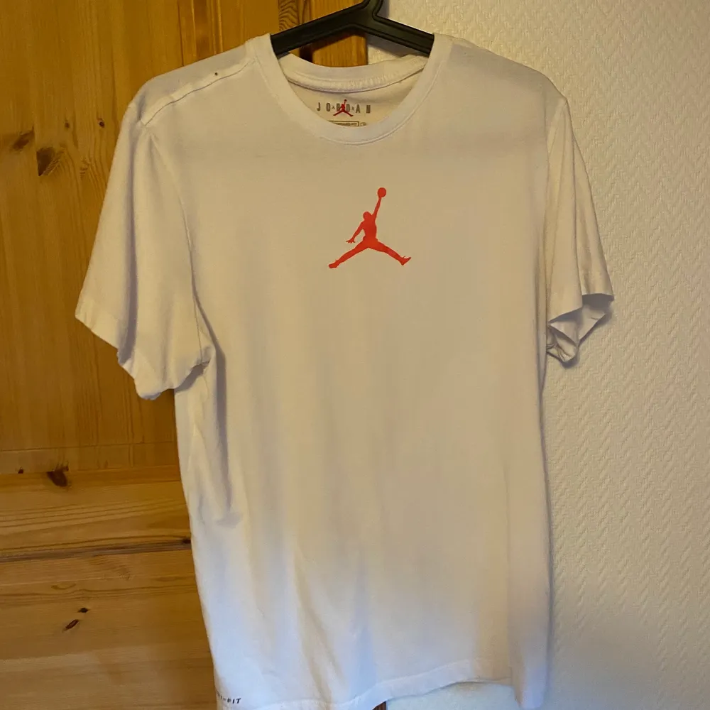 Jordan t-shirt . T-shirts.