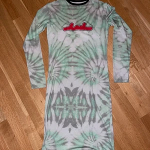 BACK, oanvänd grön klänning batik, 36 - Oanvänd klänning från BACK. Storlek 36