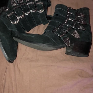 Stövletter - Så sjuuukt snygga stövletter med spännen på sidan! Köpte på secondhand för ett halvår sen men passade tyvärr inte mig:( Tycker dem förtjänar att användas!