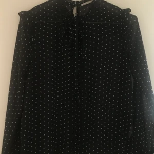 Shirt - Svart skjorta med teckningar med små hjärtan En skjorta utan knappar, chiffongtyg, vackert sommartyg😍🌞🌞